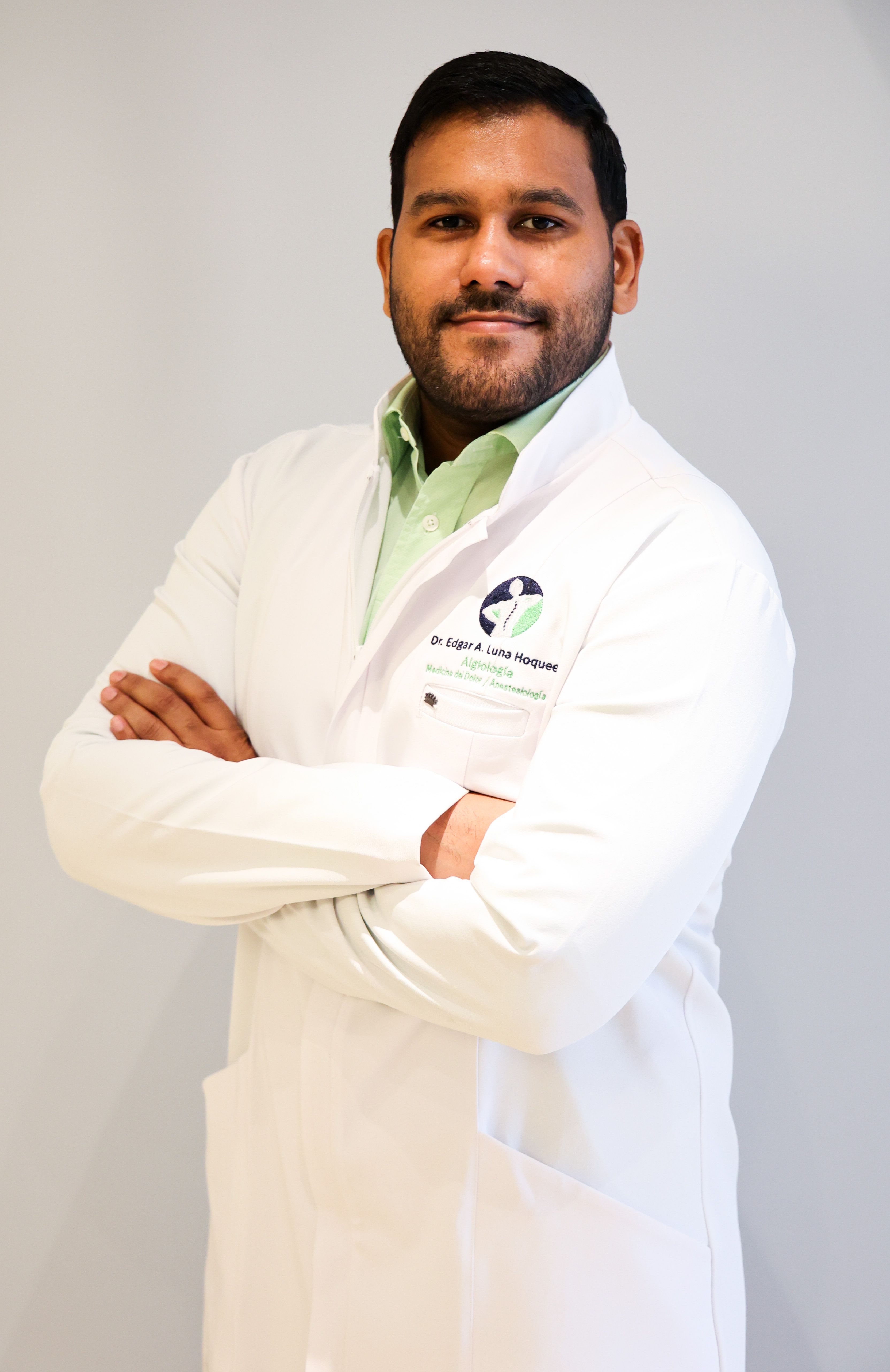 Dr. Edgar Luna en consulta