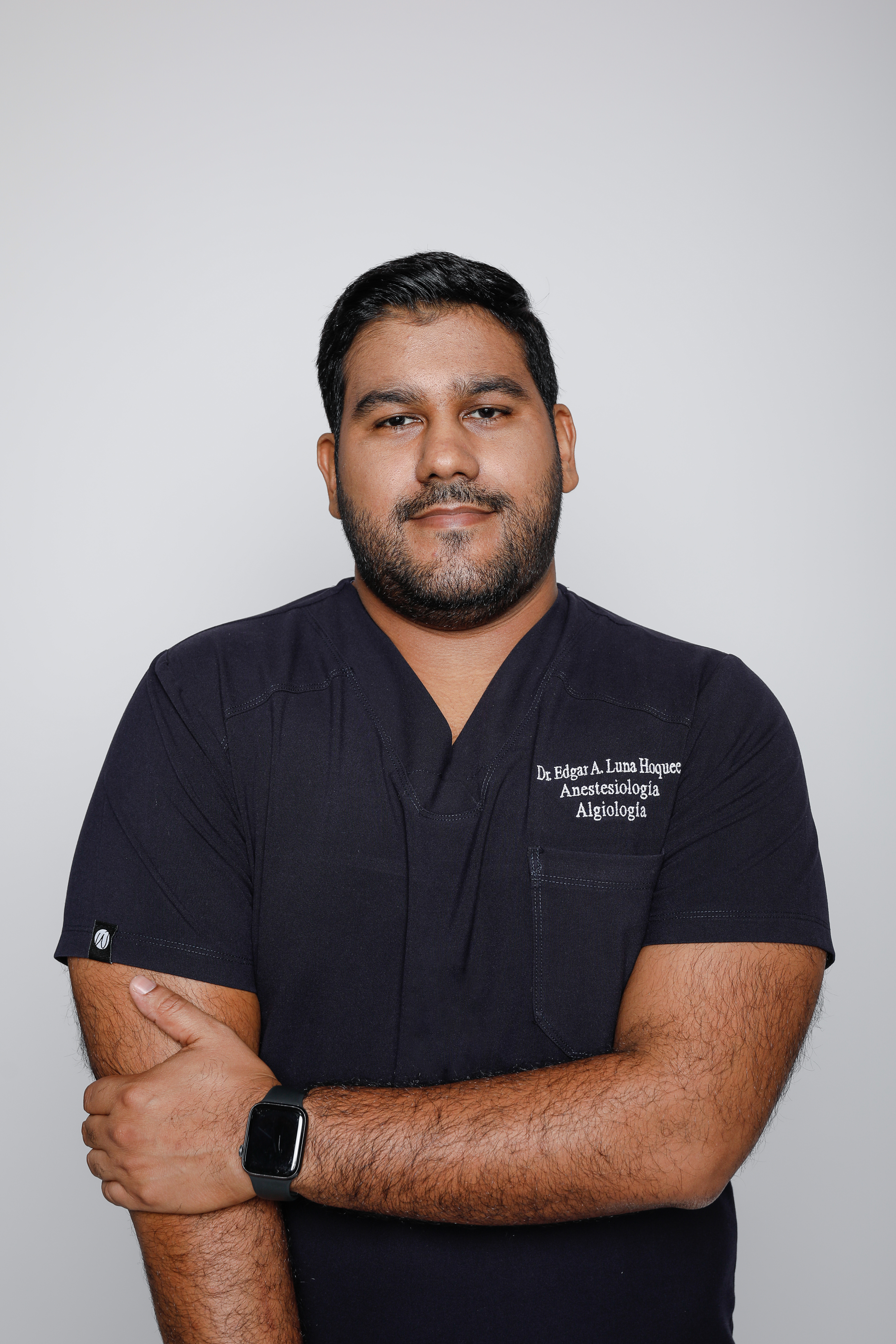 Dr. Edgar Luna en consulta